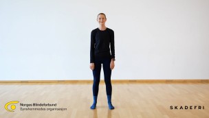Person som står i gymsal forfra og ser inn i bildet