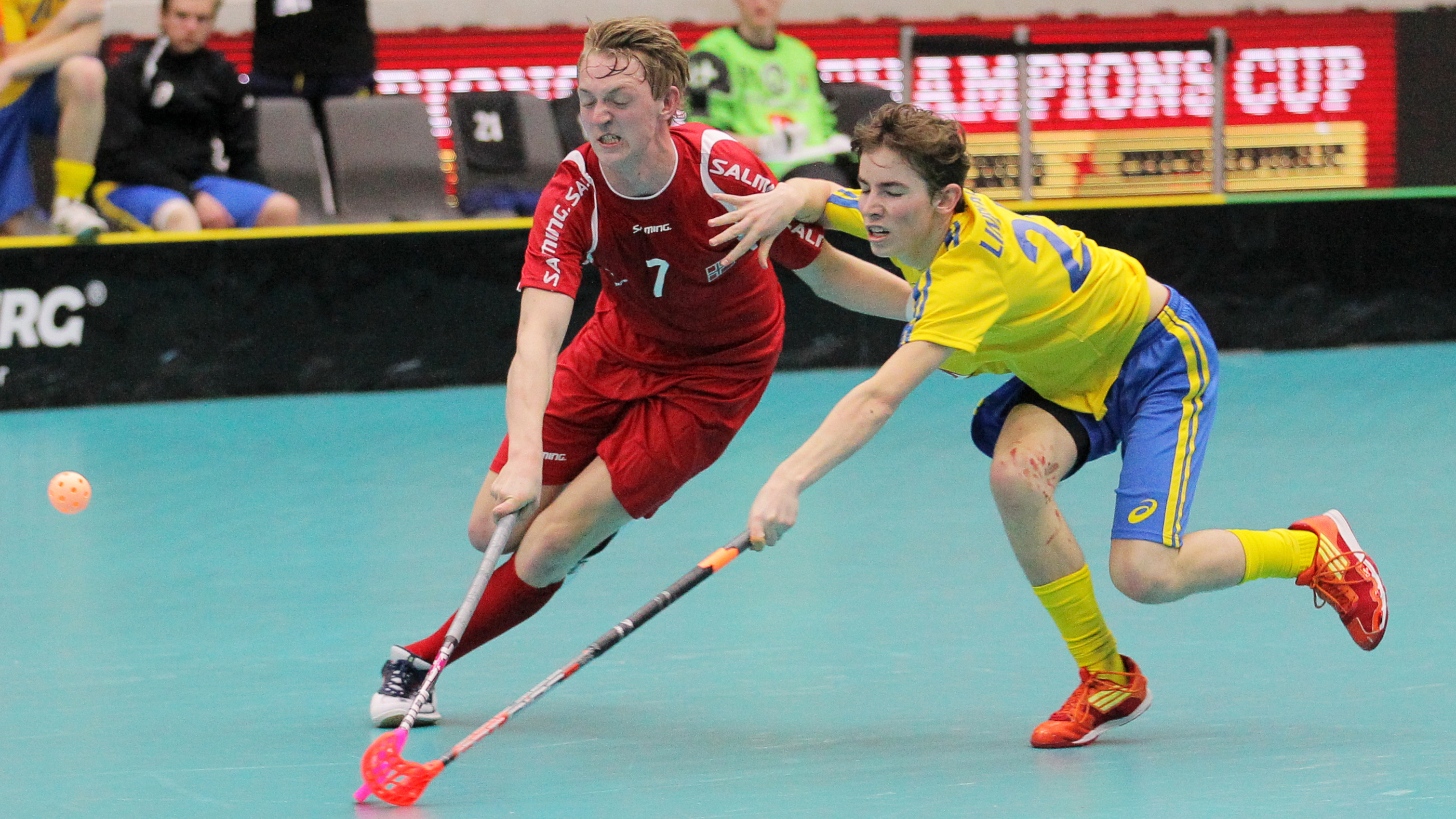 To spillere i innebandy i duell på banen